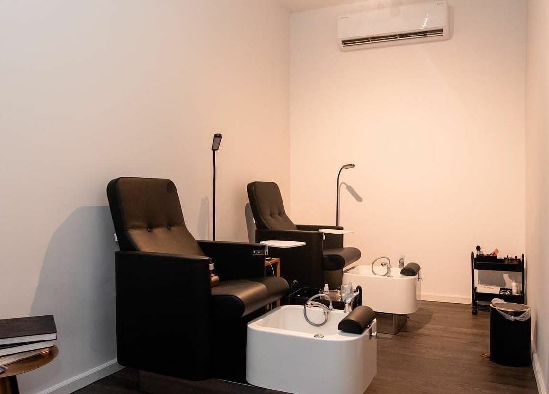 Stijlvolle pedicure stoelen bij Delete Beauty Lounge, Paramaribo, Paramaribo, SR. Perfect voor ontspanning.