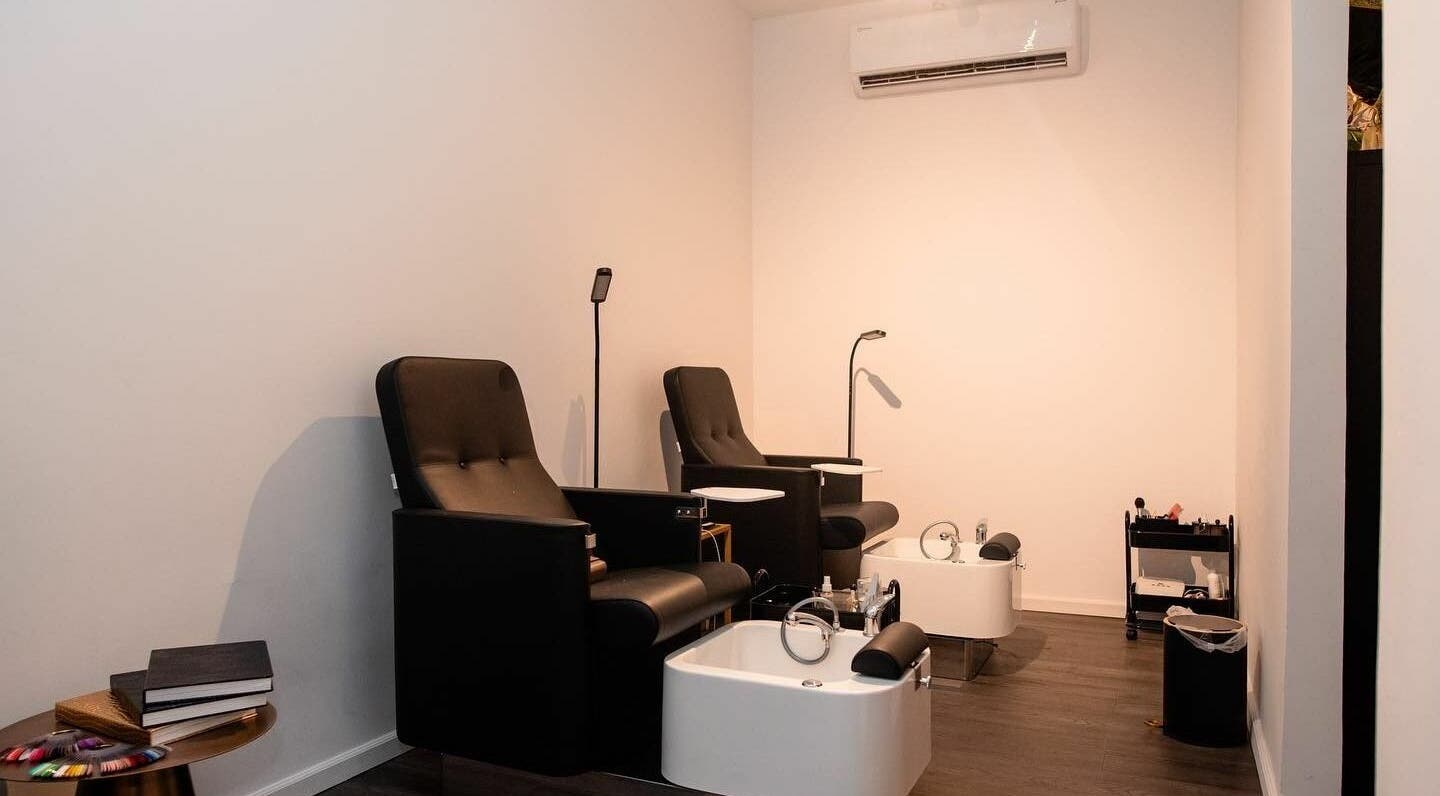 Stijlvolle pedicure stoelen bij Delete Beauty Lounge, Paramaribo, Paramaribo, SR. Perfect voor ontspanning.