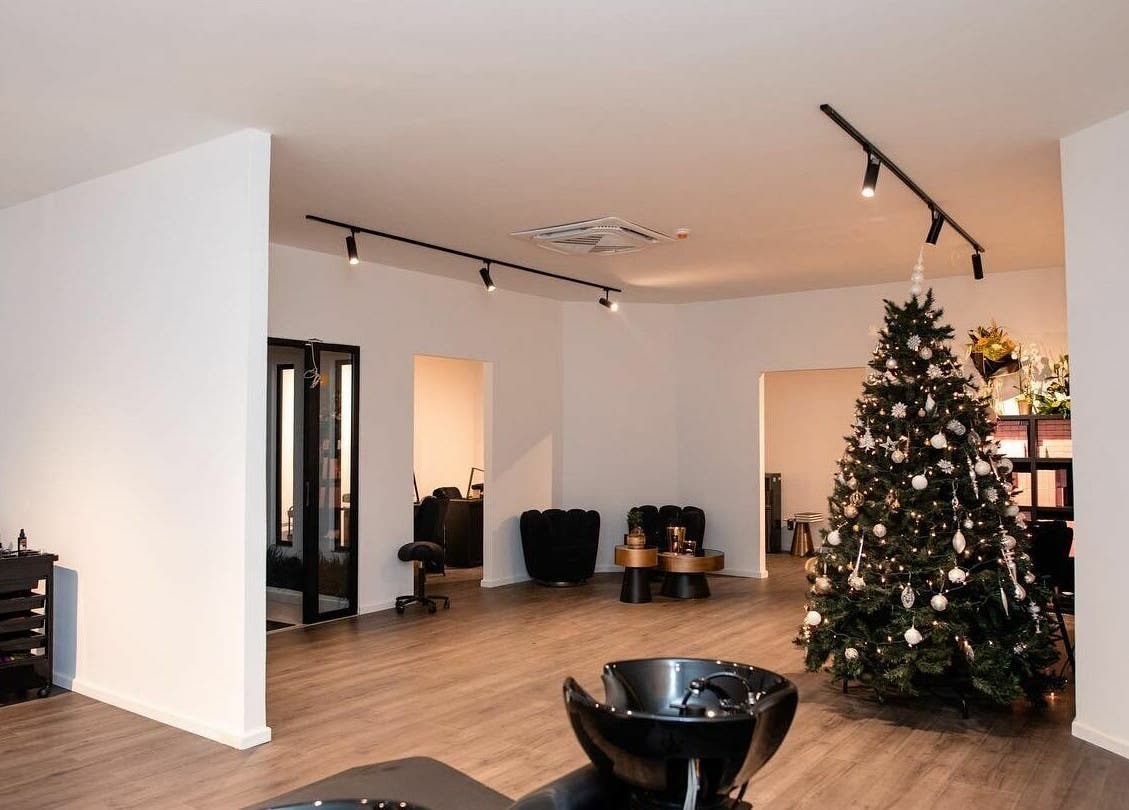 Interieur van Delete Beauty Lounge in Paramaribo versierd met een kerstboom, gezellige sfeer.