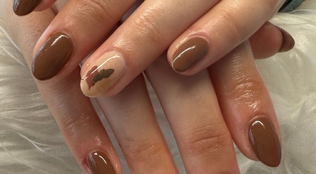 Stunning autumn-themed nails at Lushious Luxuries, Belfast, Northern Ireland, GB, showcasing elegant brown tones.