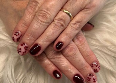 Floral nail art at Lushious Luxuries, Belfast, Northern Ireland, GB, showcasing artistic manicure details.