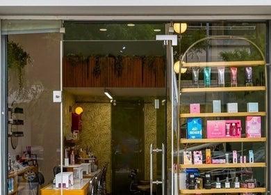 Η είσοδος του La Belle στην Καλαμαριά, GR με προϊόντα ομορφιάς σε μοντέρνα διακόσμηση.