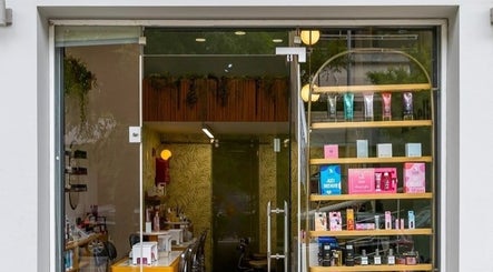 Η είσοδος του La Belle στην Καλαμαριά, GR με προϊόντα ομορφιάς σε μοντέρνα διακόσμηση.