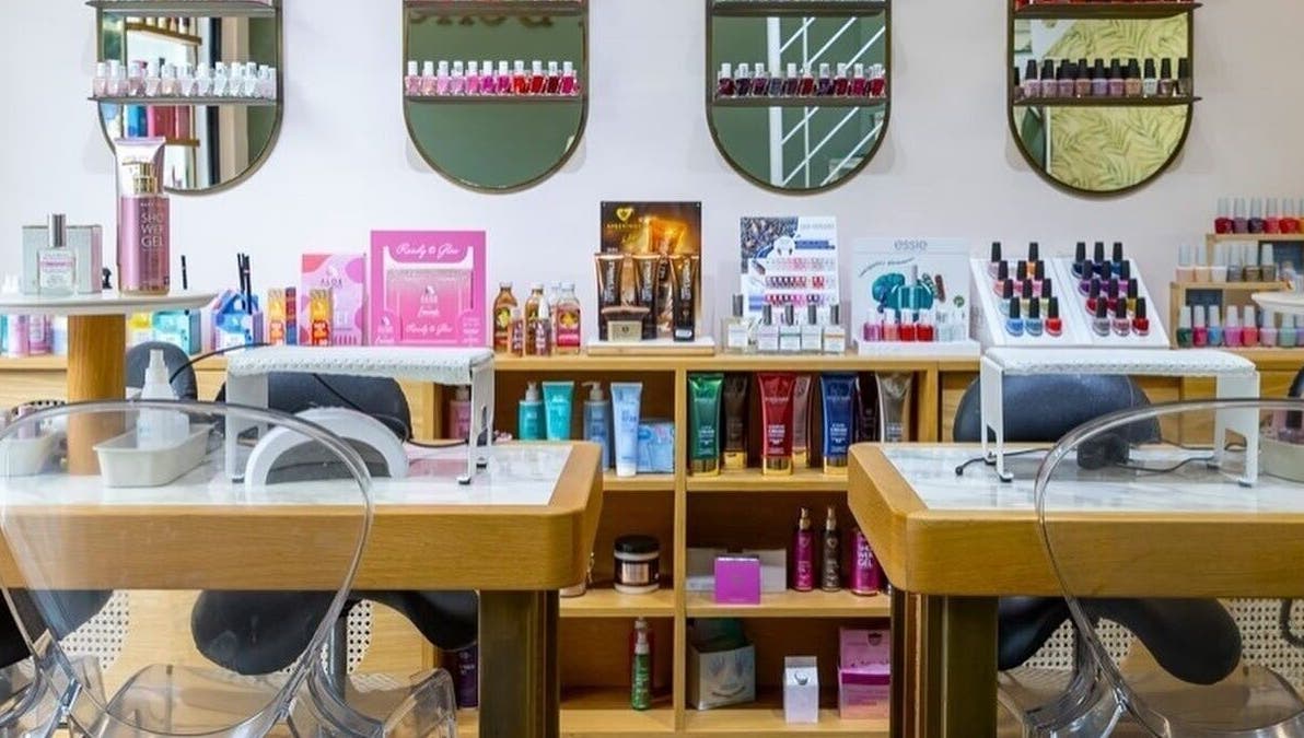 Εσωτερικό του σαλόνι ομορφιάς La Belle στην Καλαμαριά, GR με προϊόντα περιποίησης και τακτοποιημένα ράφια.