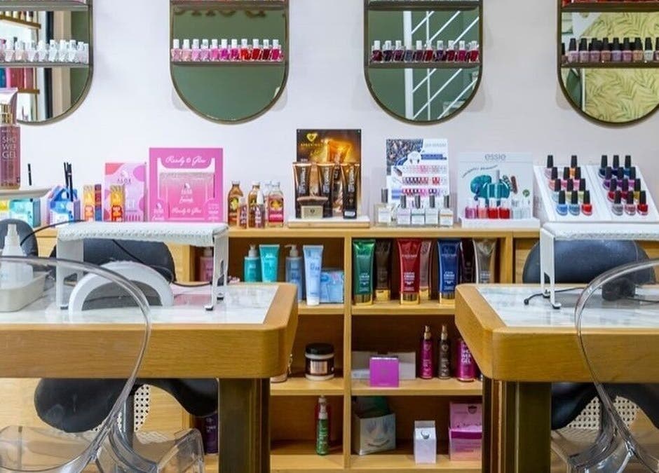 Εσωτερικό του σαλόνι ομορφιάς La Belle στην Καλαμαριά, GR με προϊόντα περιποίησης και τακτοποιημένα ράφια.