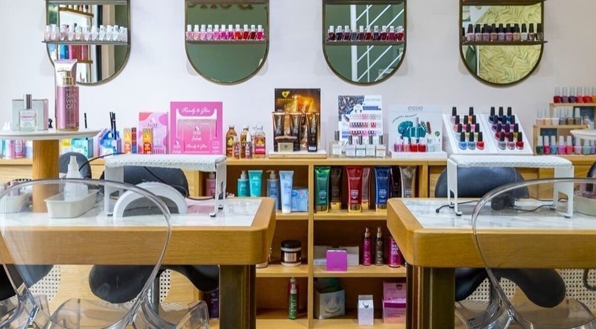 Εσωτερικό του σαλόνι ομορφιάς La Belle στην Καλαμαριά, GR με προϊόντα περιποίησης και τακτοποιημένα ράφια.