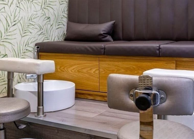 Χώρος nail care στο La Belle, Καλαμαριά, GR με κομψή καρέκλα και νεροχύτη.