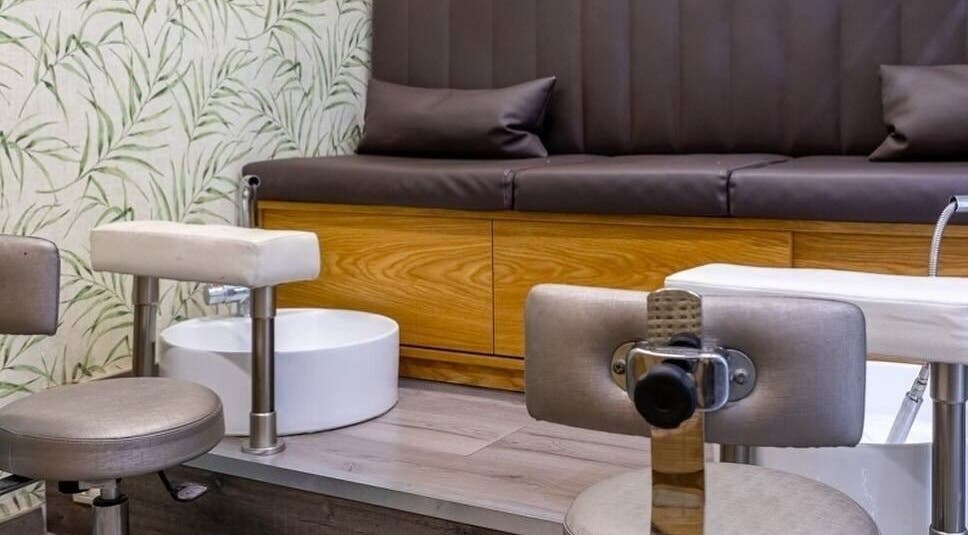 Χώρος nail care στο La Belle, Καλαμαριά, GR με κομψή καρέκλα και νεροχύτη.