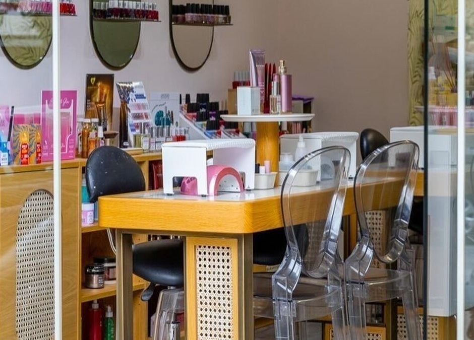 Καλαίσθητος χώρος ομορφιάς στο La Belle, Καλαμαριά, GR με καθαρές επιφάνειες και καρέκλες.