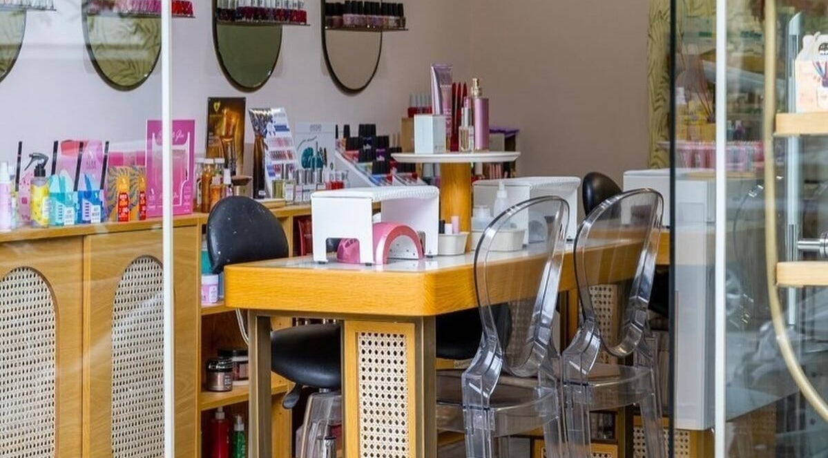 Καλαίσθητος χώρος ομορφιάς στο La Belle, Καλαμαριά, GR με καθαρές επιφάνειες και καρέκλες.