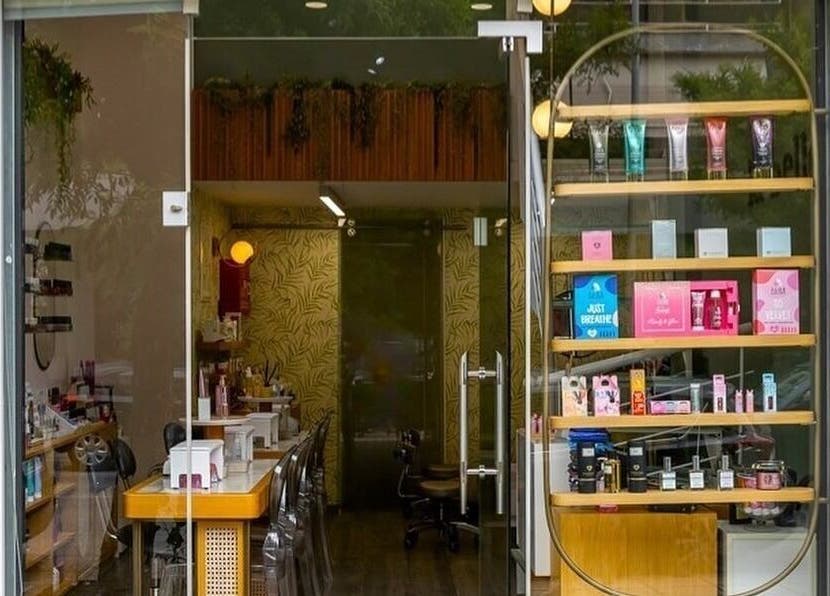 Είσοδος στο La Belle Καλαμαριά, GR - εκλεπτυσμένη διακόσμηση και προϊόντα ομορφιάς.