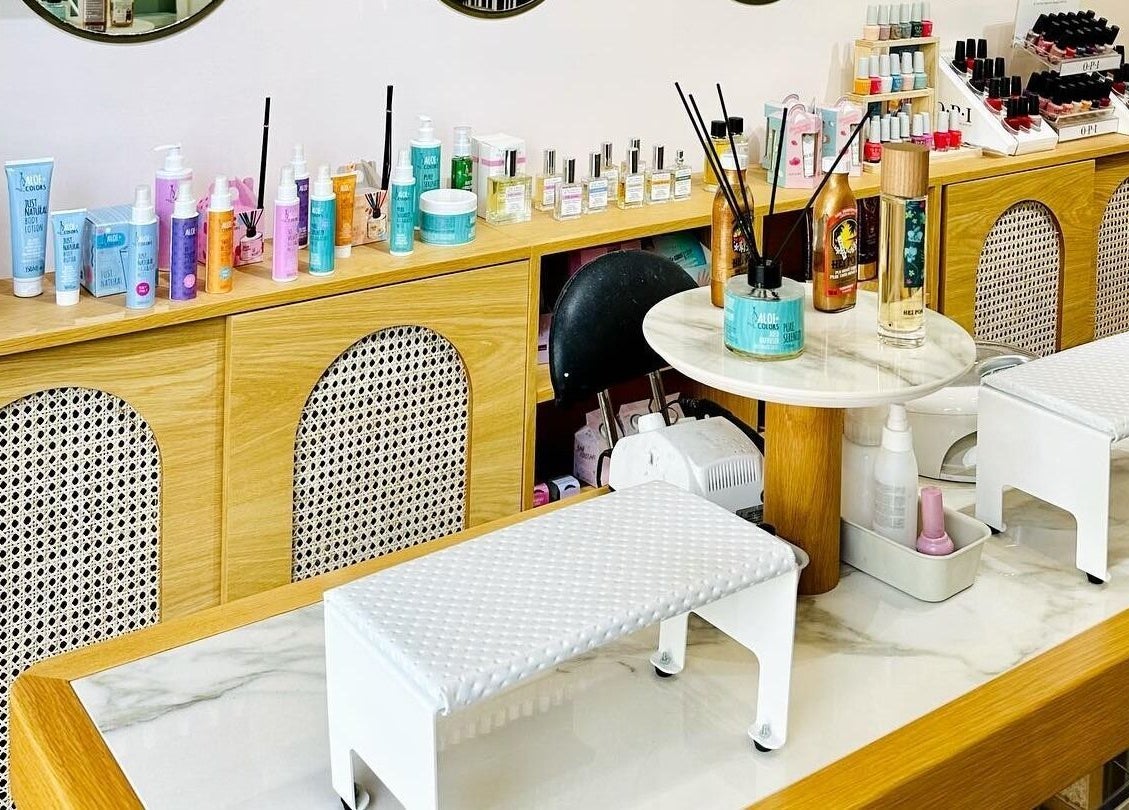 Προϊόντα ομορφιάς σε ξύλινο πάγκο στη La Belle, Καλαμαριά, GR, έτοιμα για περιποίηση.