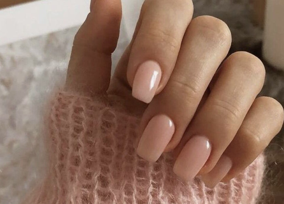 Κομψά ροζ νύχια από το La Belle, Καλαμαριά, GR, με λεπτομέρεια φωτεινότητας και υφής