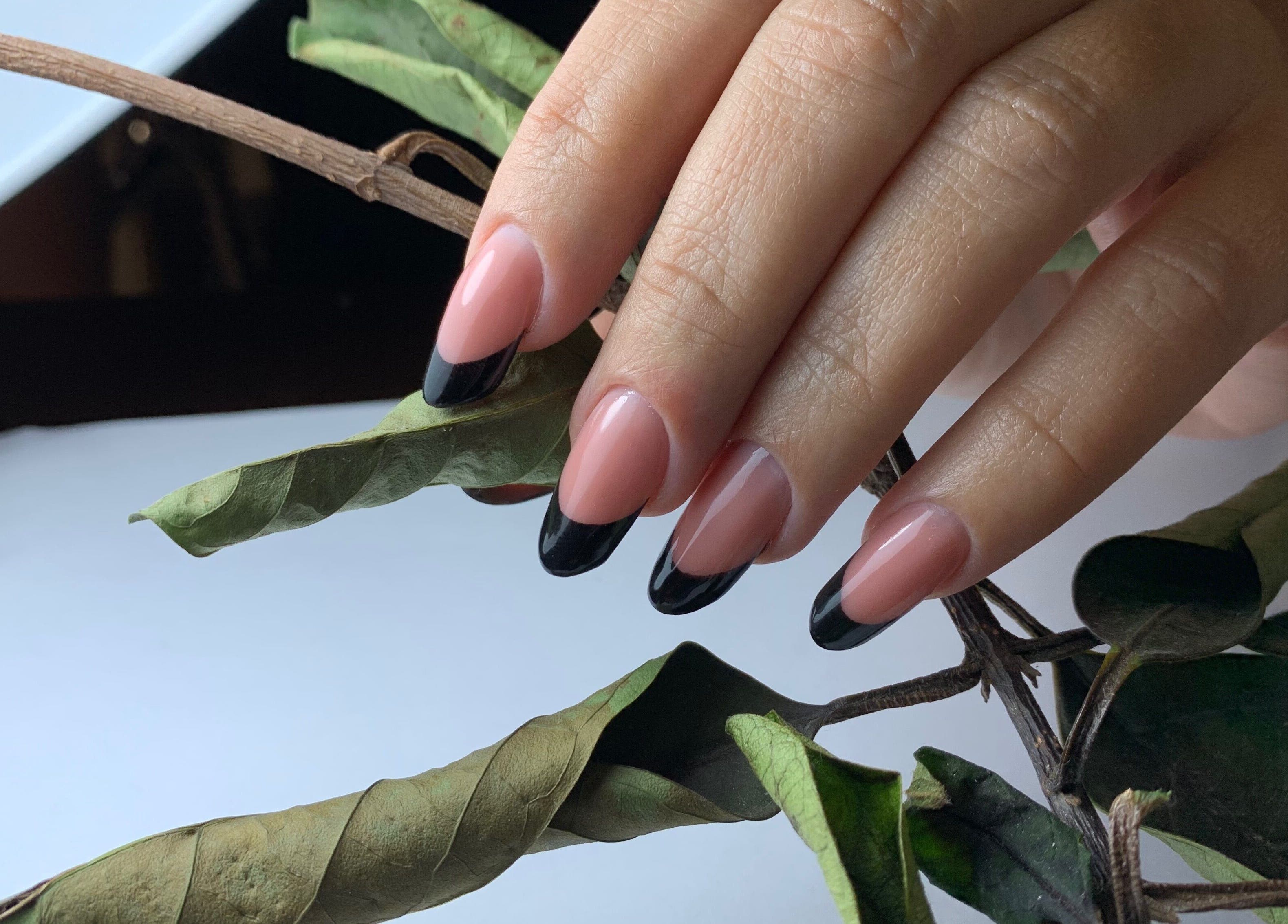 Μαύρες άκρες νυχιών στο La Belle, Καλαμαριά, GR, αναδεικνύουν κομψότητα και στυλ.