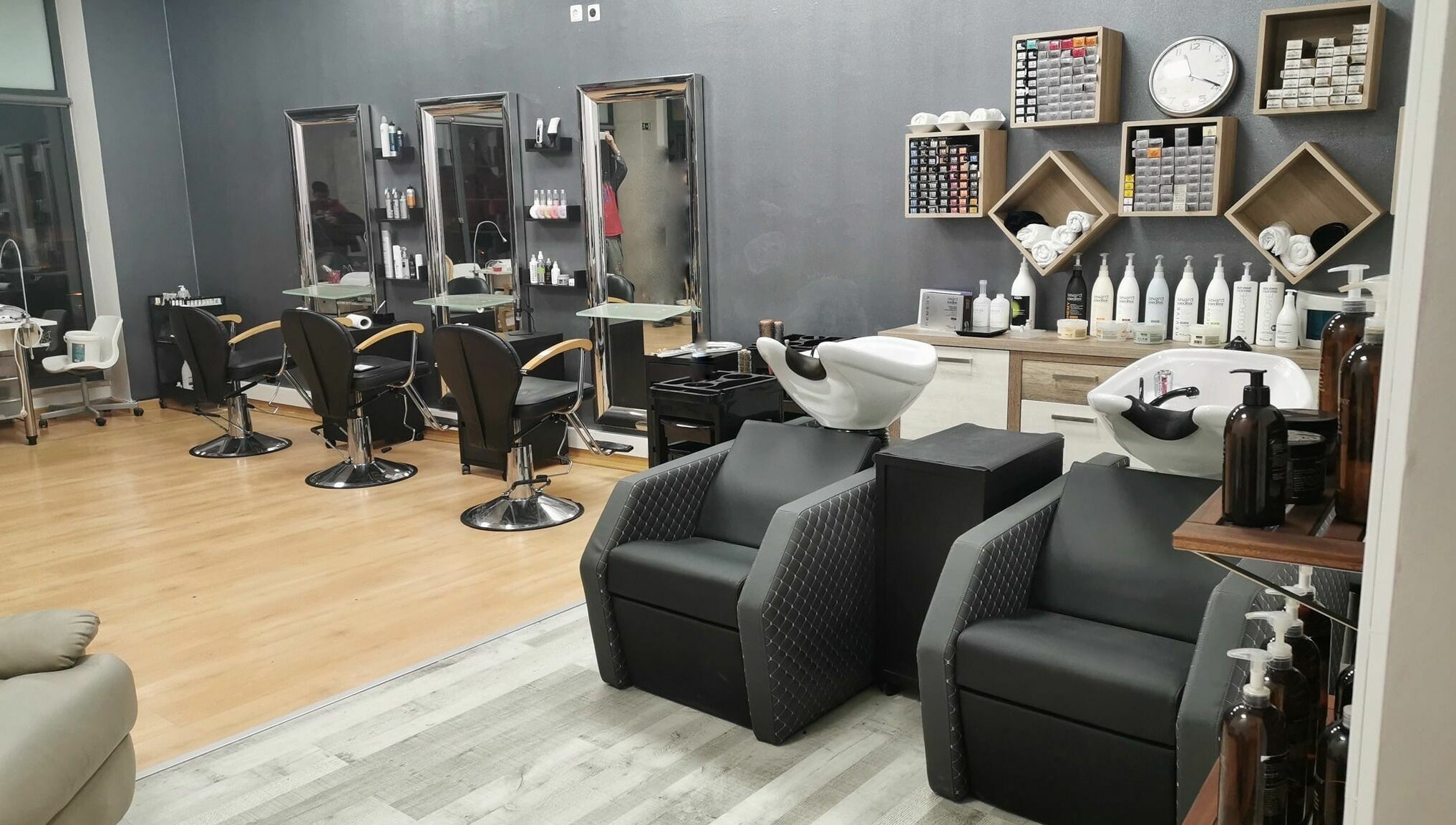 Espaço moderno de beleza no Michele Encke - Queijas em Oeiras, Lisboa, PT, com cadeiras de salão e produtos.