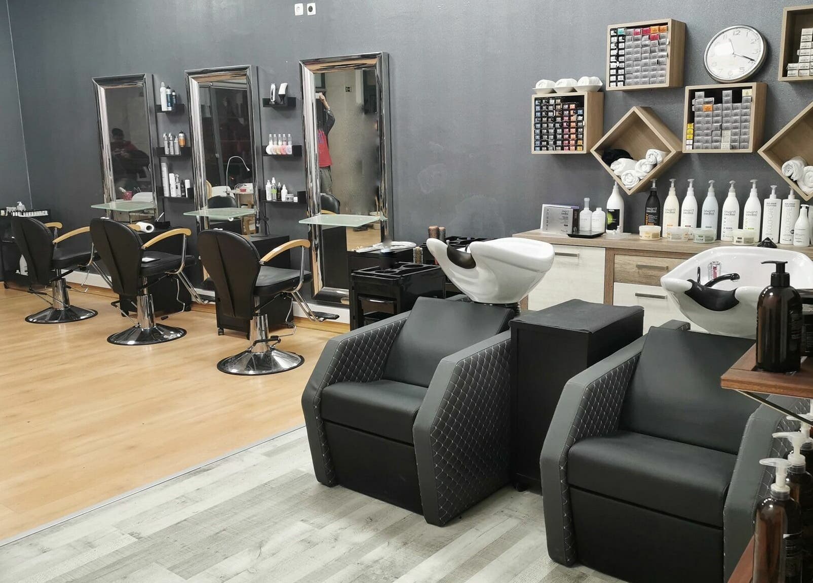 Espaço moderno de beleza no Michele Encke - Queijas em Oeiras, Lisboa, PT, com cadeiras de salão e produtos.