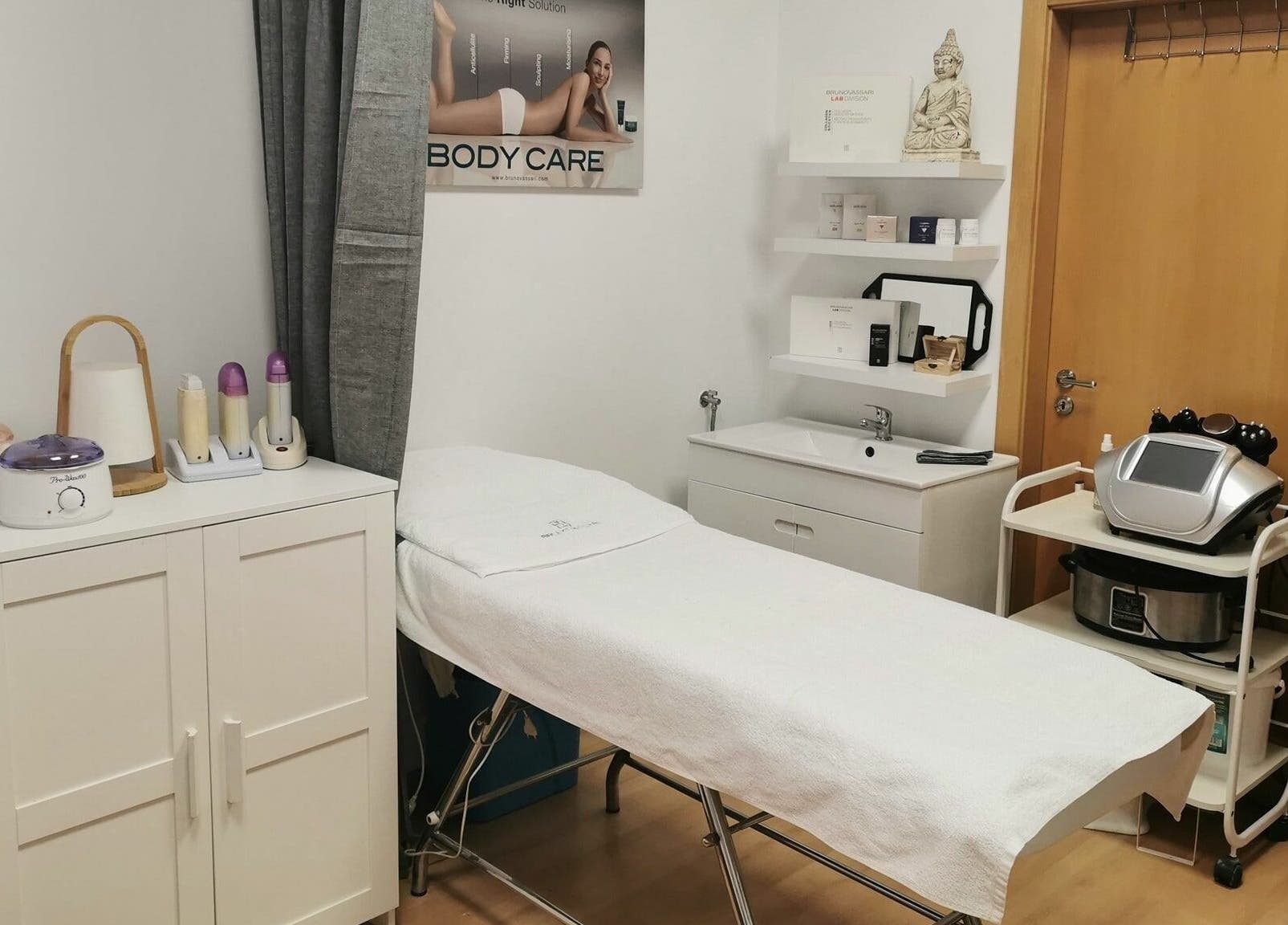 Sala de tratamentos em Michele Encke - Queijas, Oeiras, Lisboa, PT. Mesa de massagem e equipamentos estéticos.