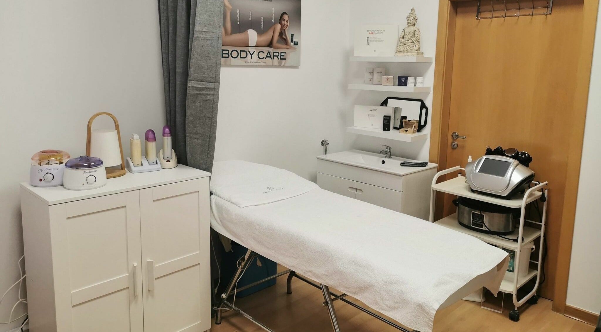 Sala de tratamentos em Michele Encke - Queijas, Oeiras, Lisboa, PT. Mesa de massagem e equipamentos estéticos.