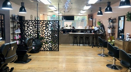 AURA Hairdressing & Body Piercing Studio kép 2