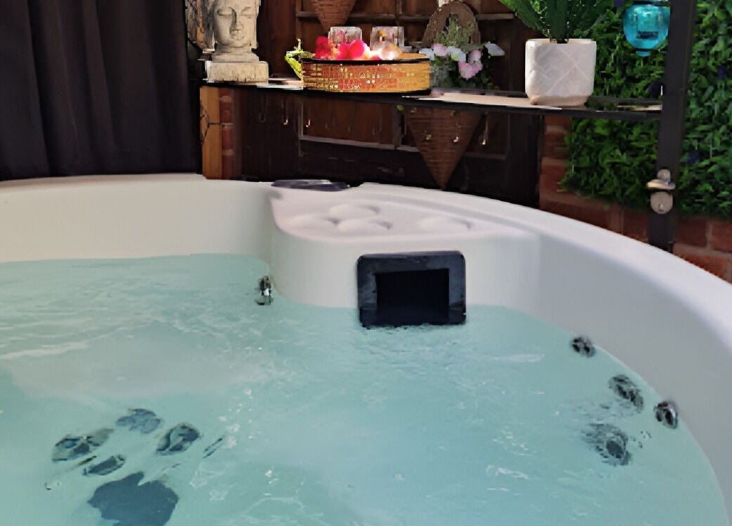 Relaxing hydrotherapy tub at Orchids Spa and Beauty training Ltd, Stourport-on-Severn, England, GB.