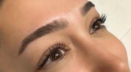 Perfectly shaped eyebrows at KatEyed Beauty Lounge, Burnaby, British Columbia, CA, showcasing expert beauty services.