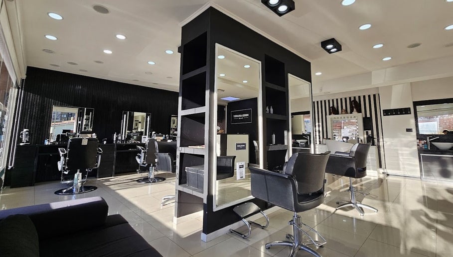 Espacio moderno en Hugo Amadey, Villa Carlos Paz, Córdoba, AR. Sillas elegantes y espejos bien iluminados.