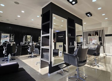 Espacio moderno en Hugo Amadey, Villa Carlos Paz, Córdoba, AR. Sillas elegantes y espejos bien iluminados.