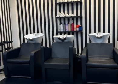 Área de lavado en Hugo Amadey, Villa Carlos Paz, Córdoba, AR con sillas modernas y decoración elegante.