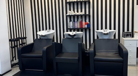 Área de lavado en Hugo Amadey, Villa Carlos Paz, Córdoba, AR con sillas modernas y decoración elegante.