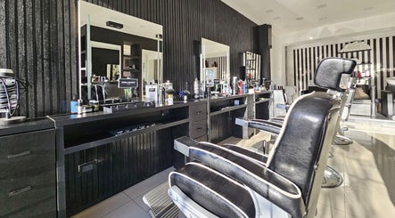 Interior del salón Hugo Amadey en Villa Carlos Paz, Córdoba, AR con sillas de barbero y espejos sofisticados.