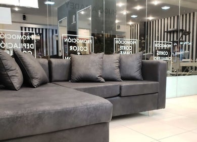 Acogedor sofá gris en Hugo Amadey, Villa Carlos Paz, Córdoba, AR.