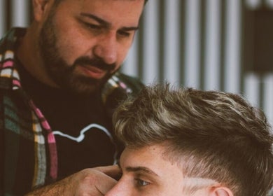 Estilista de Hugo Amadey en Villa Carlos Paz, Córdoba, AR, creando un corte de cabello moderno.