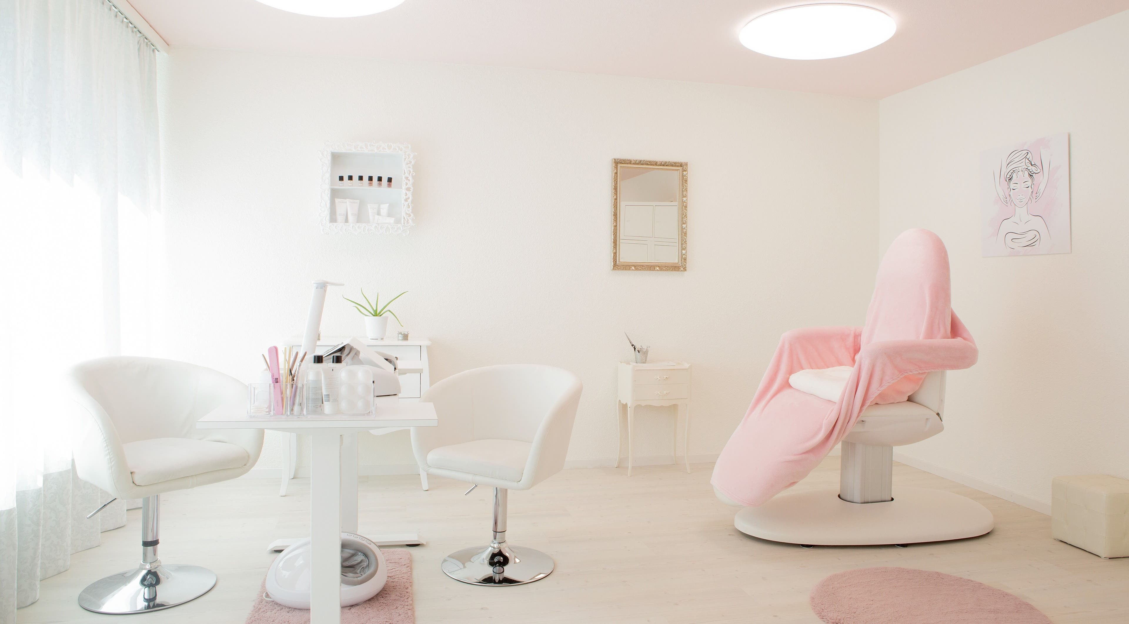 Elegantes Studio bei Perfect Artist in Hombrechtikon, Zürich, CH mit stilvollen weißen Möbeln und rosa Akzenten.