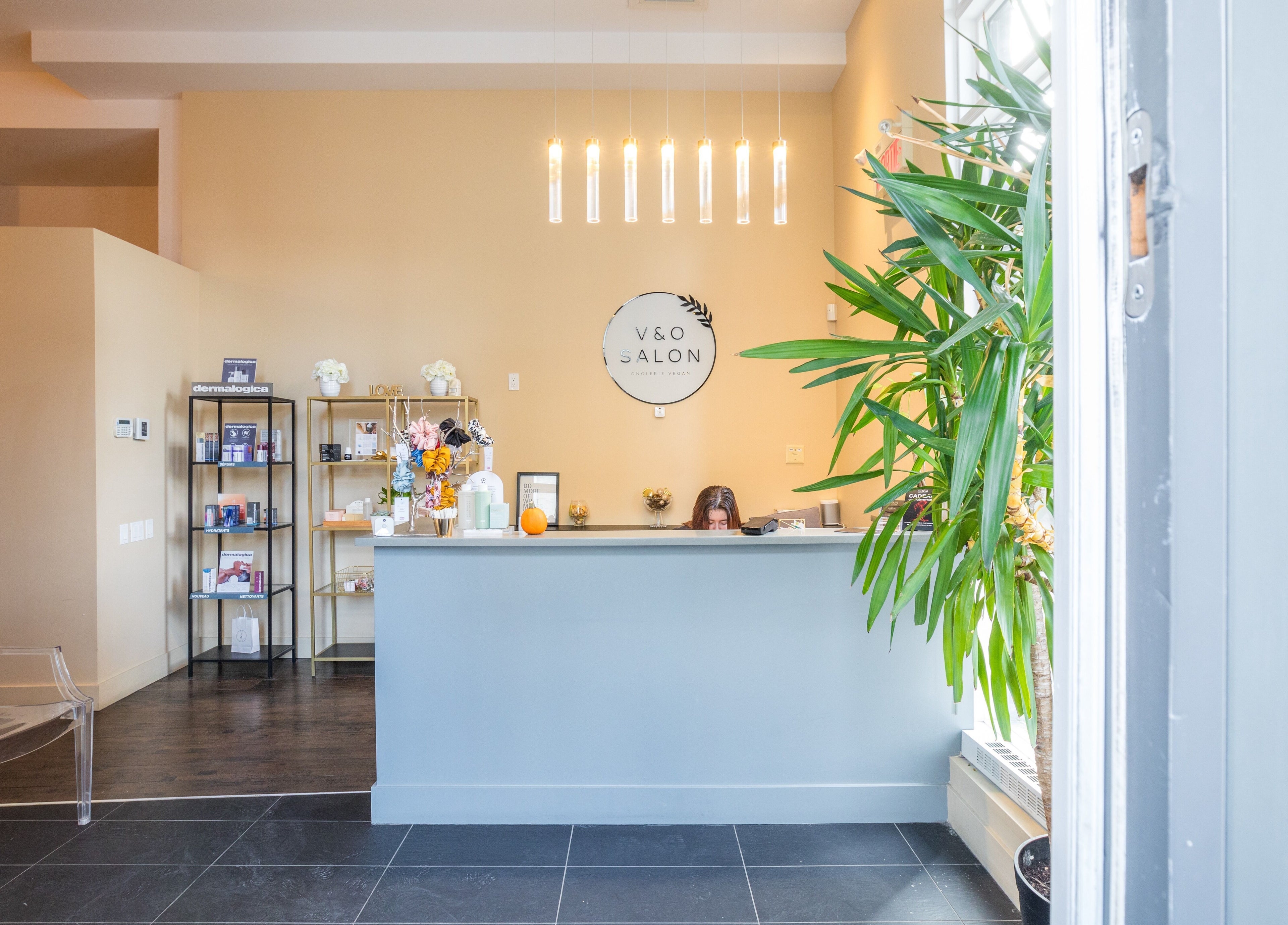 Elegant reception at V and O Salon, Montréal, Québec, CA with modern decor and welcoming atmosphere.