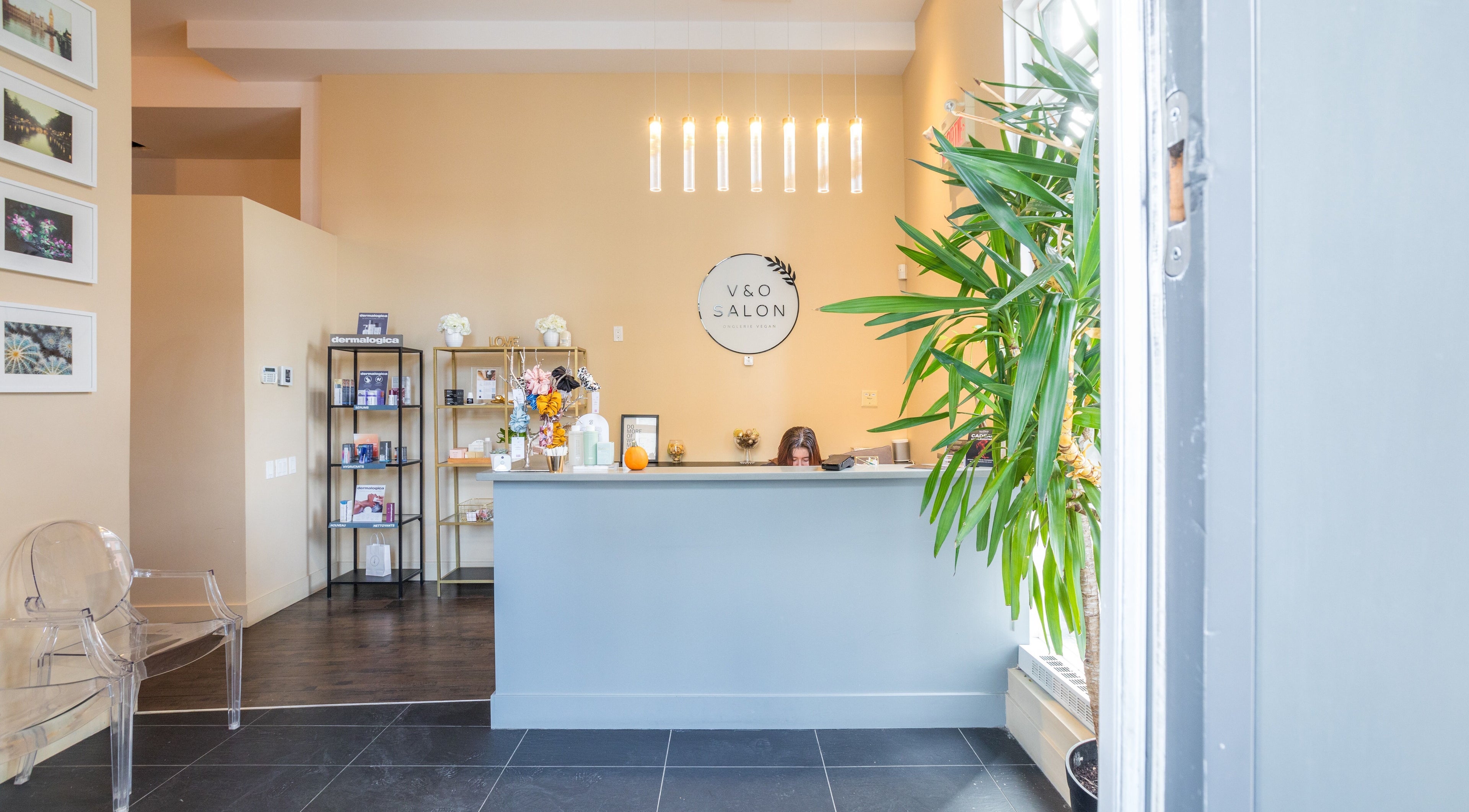 Elegant reception at V and O Salon, Montréal, Québec, CA with modern decor and welcoming atmosphere.