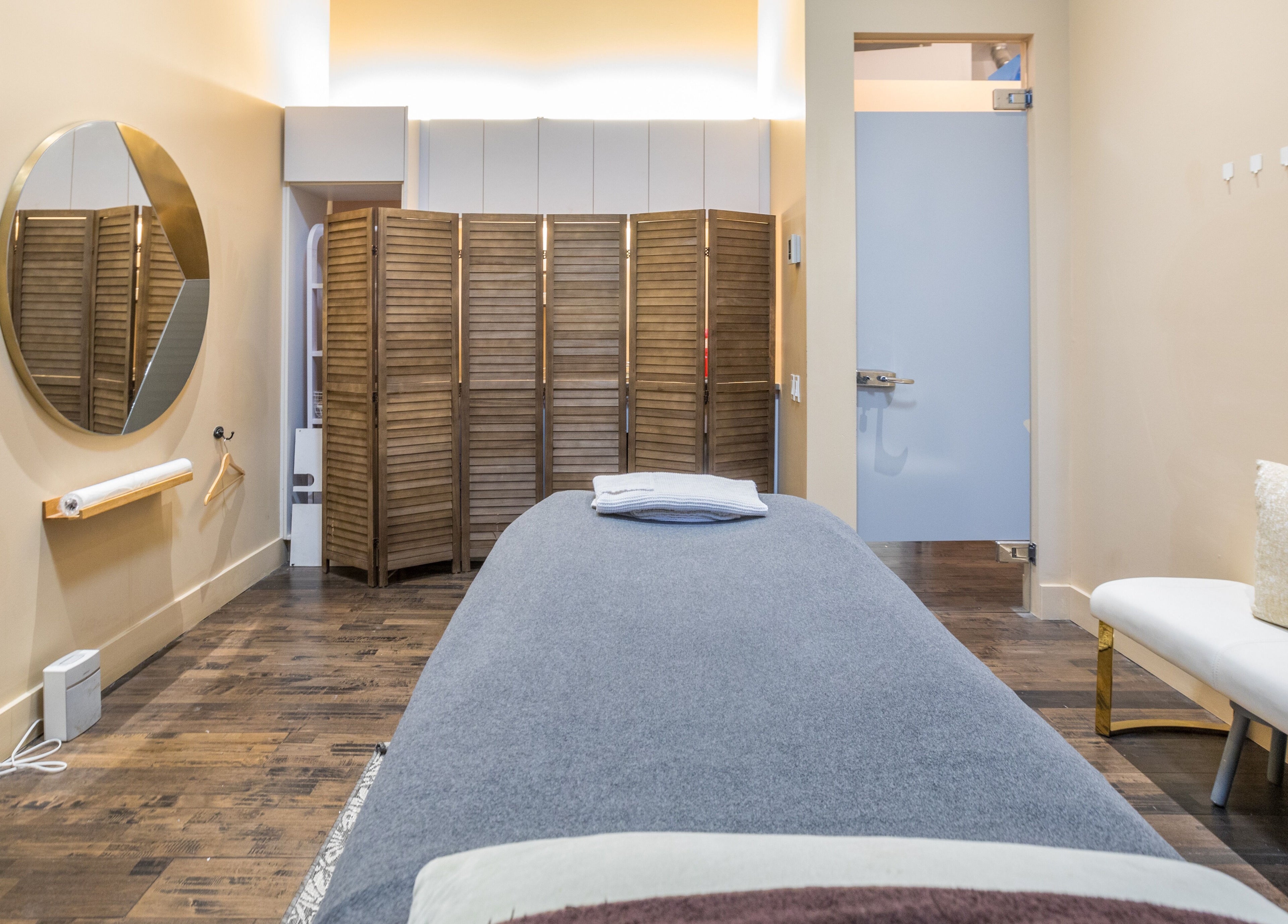 Relaxing treatment room at V and O Salon in Montréal, Québec, CA with cozy decor and ambient lighting.