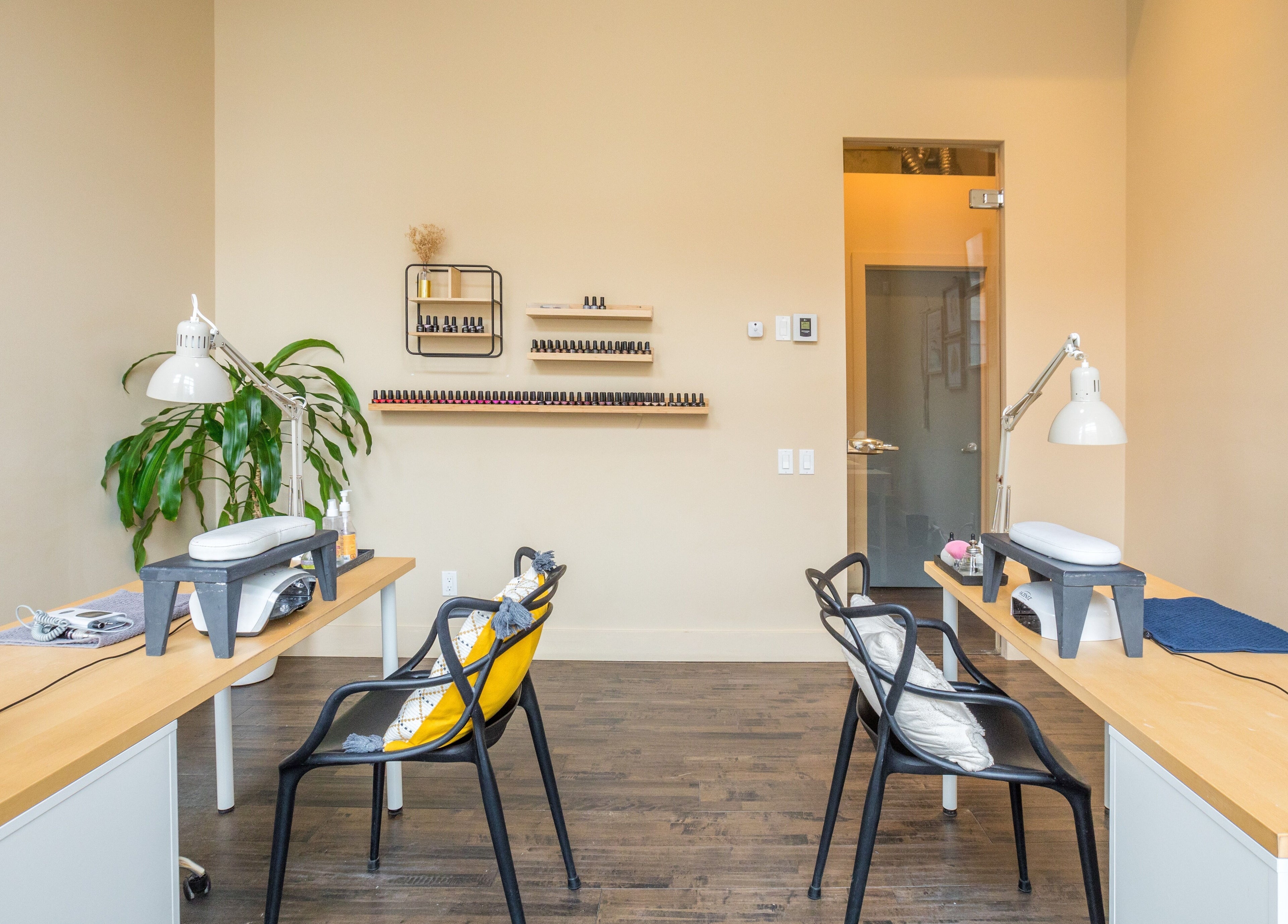 V and O Salon's nail service area with natural decor in Montréal, Québec, CA.