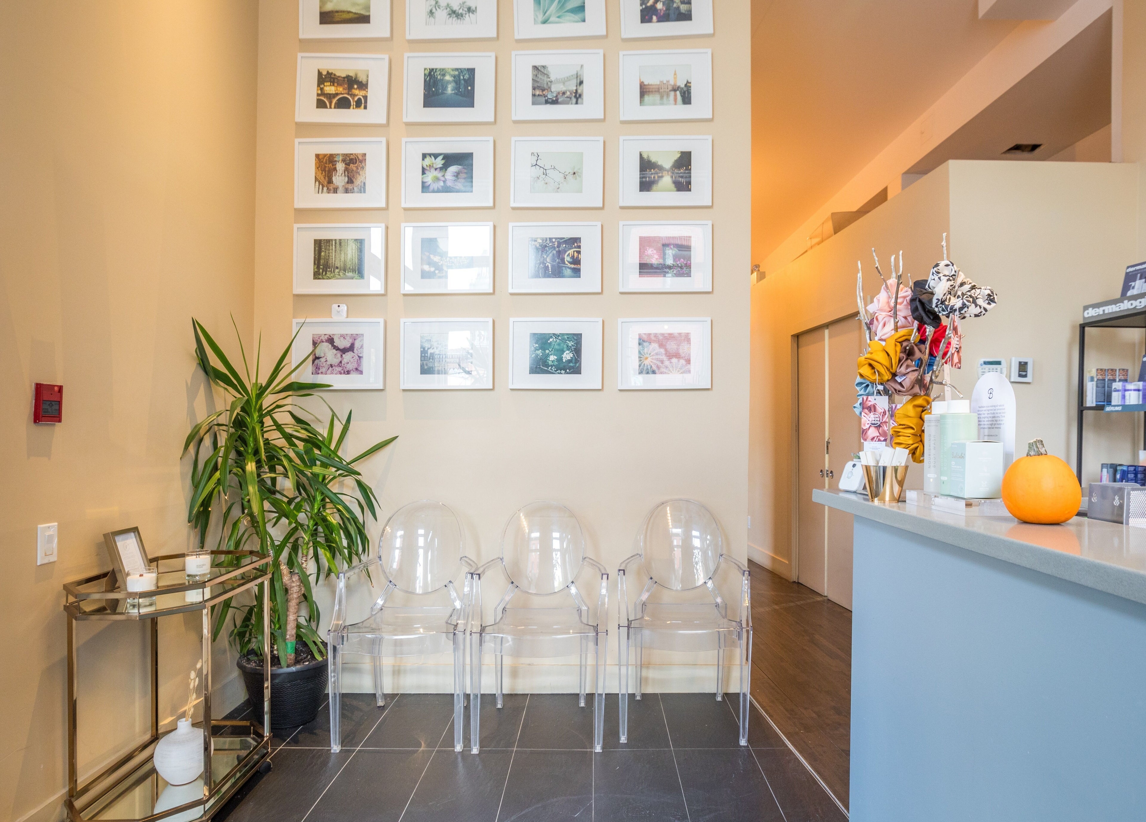 Modern reception area at V and O Salon, Montréal, Québec, CA, featuring elegant decor and seating.
