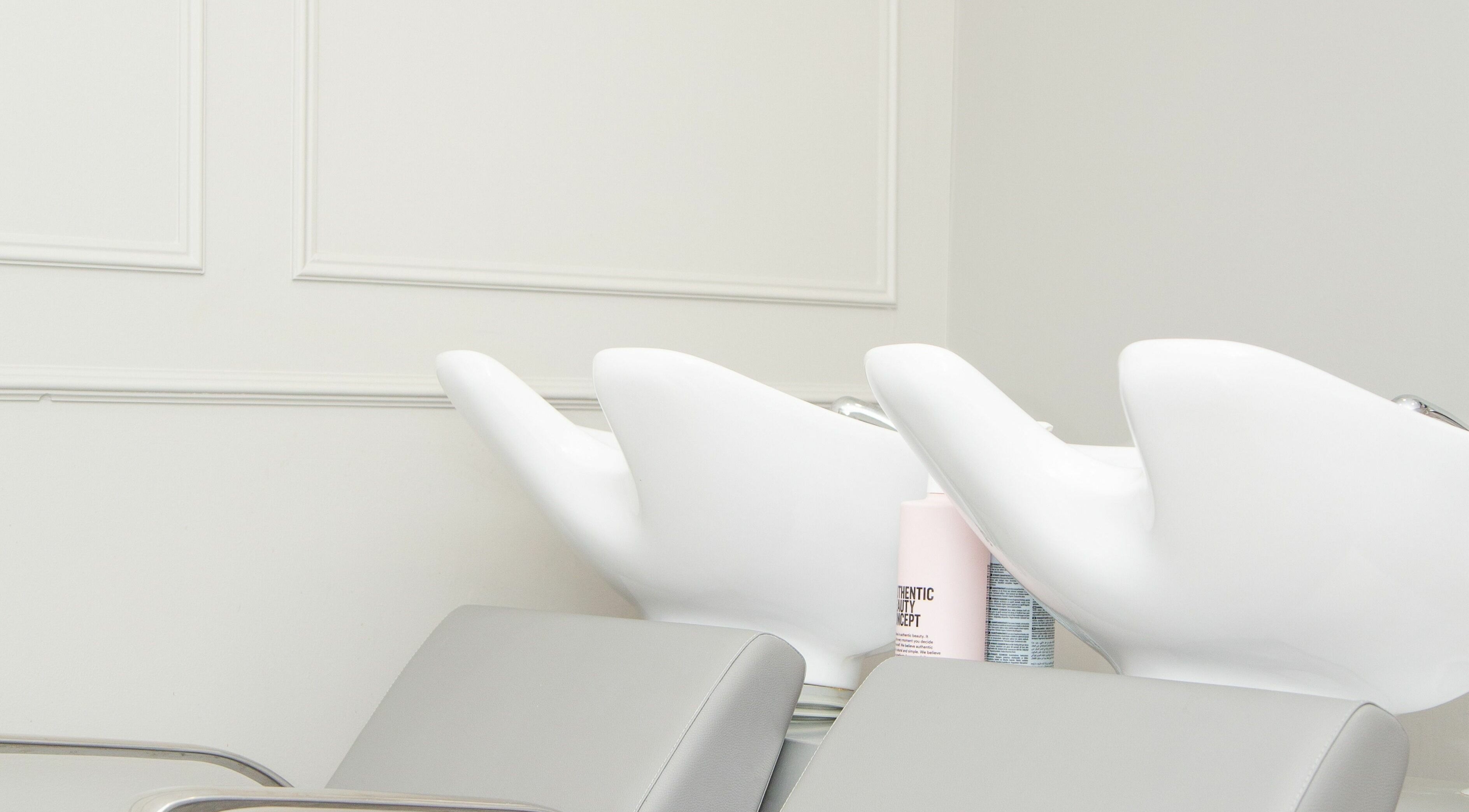 Modern wash stations at Wavi London in London, England, GB offer a chic and relaxing salon experience.