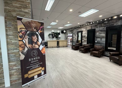 Intérieur accueillant de Renüa Medspa à Mascouche, Québec, CA, avec fauteuils et présentoir moderne.