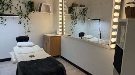 Salle de soins apaisante chez Renüa Medspa, Mascouche, Québec, CA avec table de massage et miroir lumineux.