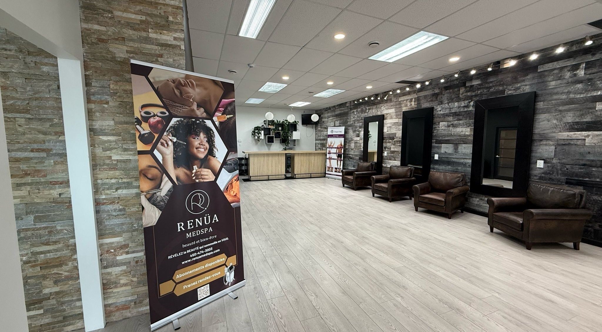 Intérieur moderne de Renüa Medspa à Mascouche, Québec, CA avec canapés et affiches.