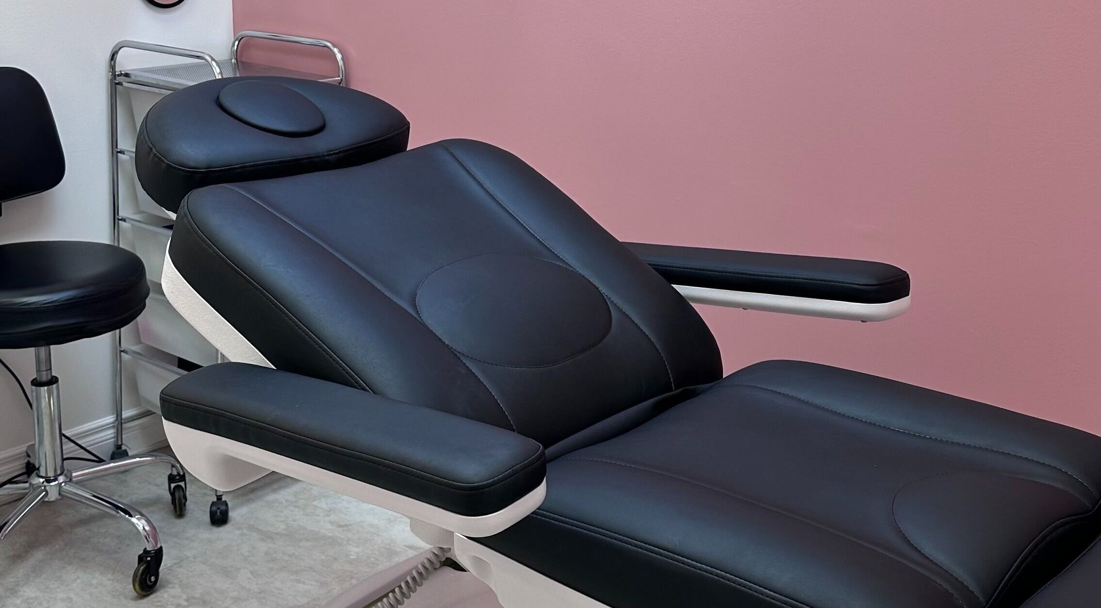 Elegant spa chair at Pretty Hurts in Leduc, Alberta, CA, offering a serene beauty experience.