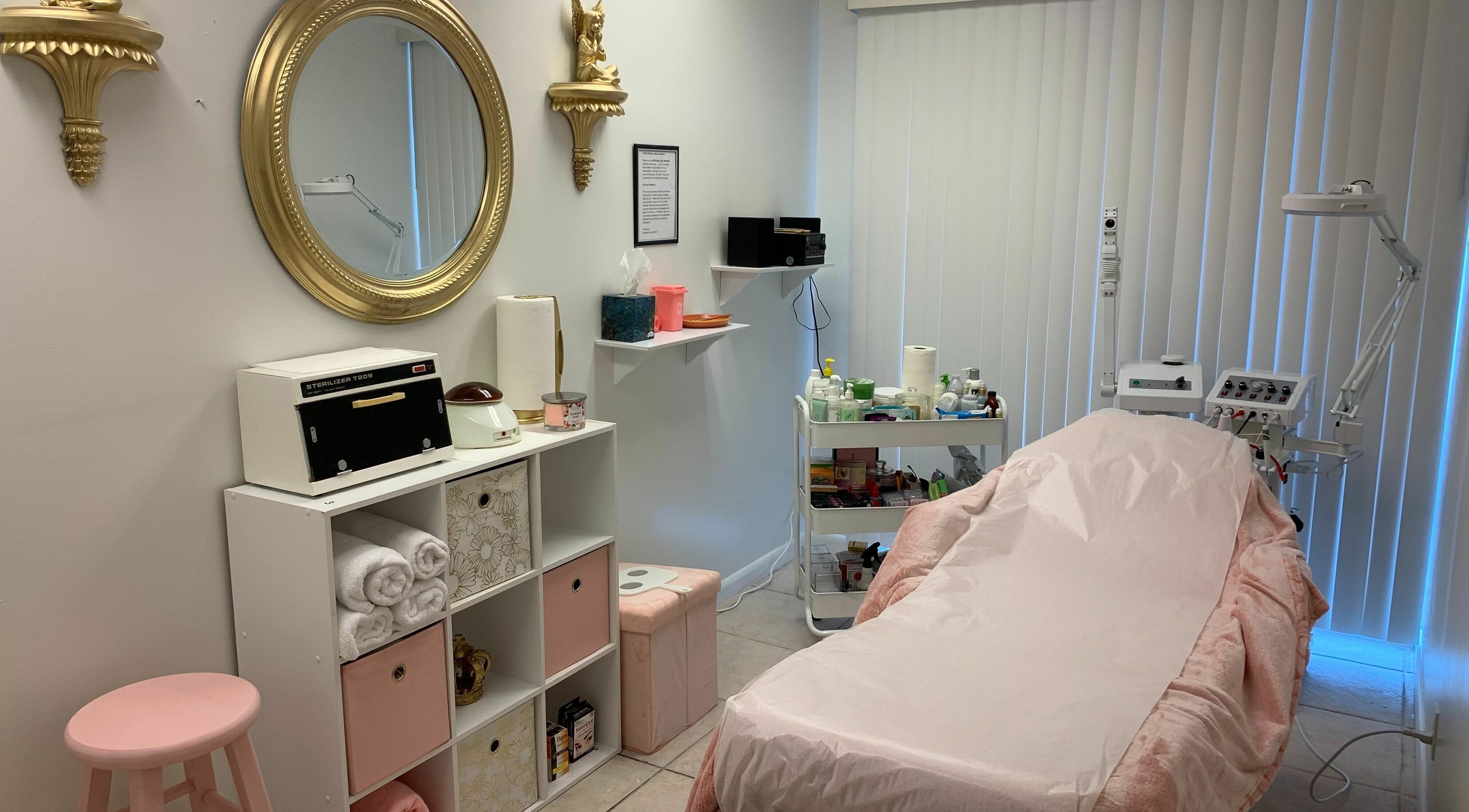 Cozy treatment room at RR Nails and Spa LLC, Riviera Beach, Florida with a pink-topped massage table.