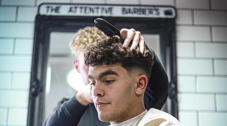 The Attentive Barber – obraz 3