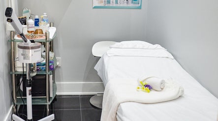 Jade Thread and Wax Bar - Bayview – kuva 2