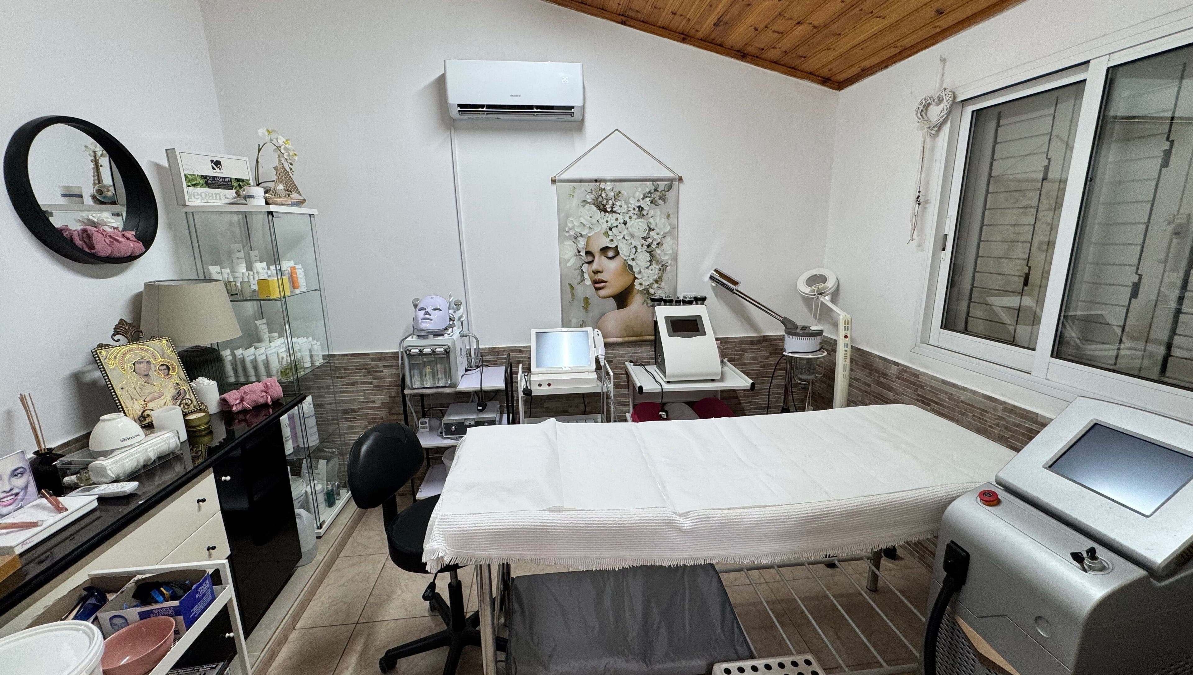 Δωμάτιο θεραπείας στο Rose Beauty Salon by Marina, Λεμεσός, Λεμεσός, CY με σύγχρονο εξοπλισμό και διακόσμηση.