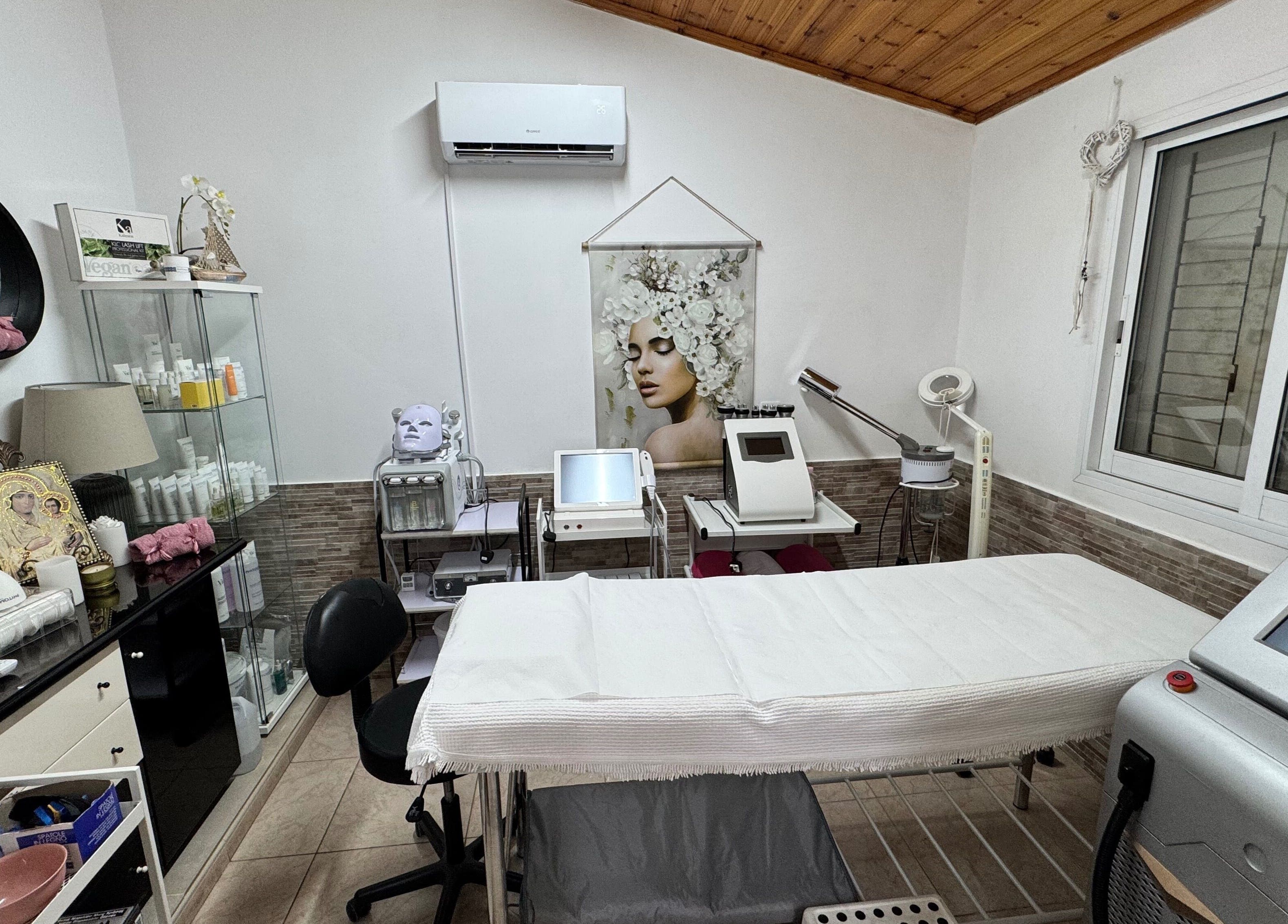 Δωμάτιο θεραπείας στο Rose Beauty Salon by Marina, Λεμεσός, Λεμεσός, CY με σύγχρονο εξοπλισμό και διακόσμηση.