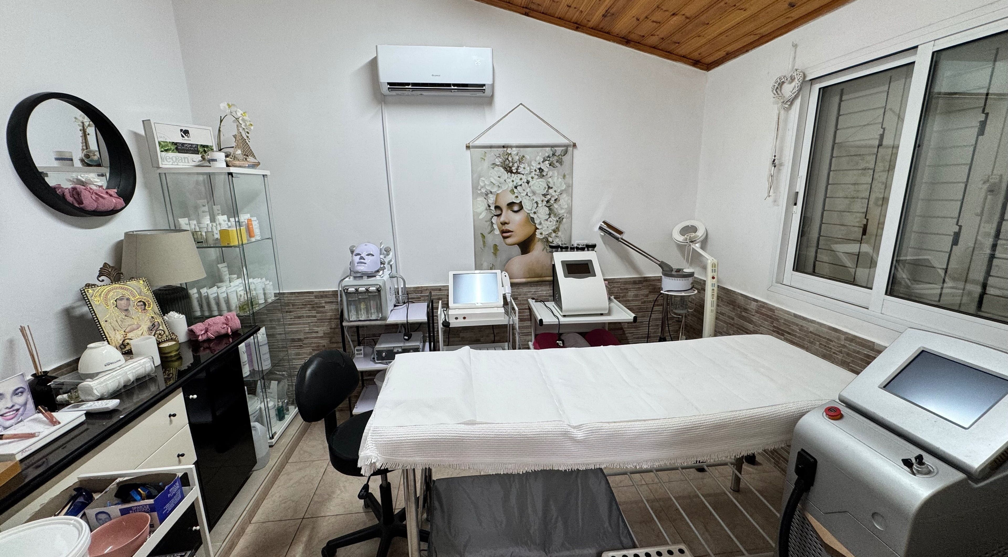 Δωμάτιο θεραπείας στο Rose Beauty Salon by Marina, Λεμεσός, Λεμεσός, CY με σύγχρονο εξοπλισμό και διακόσμηση.