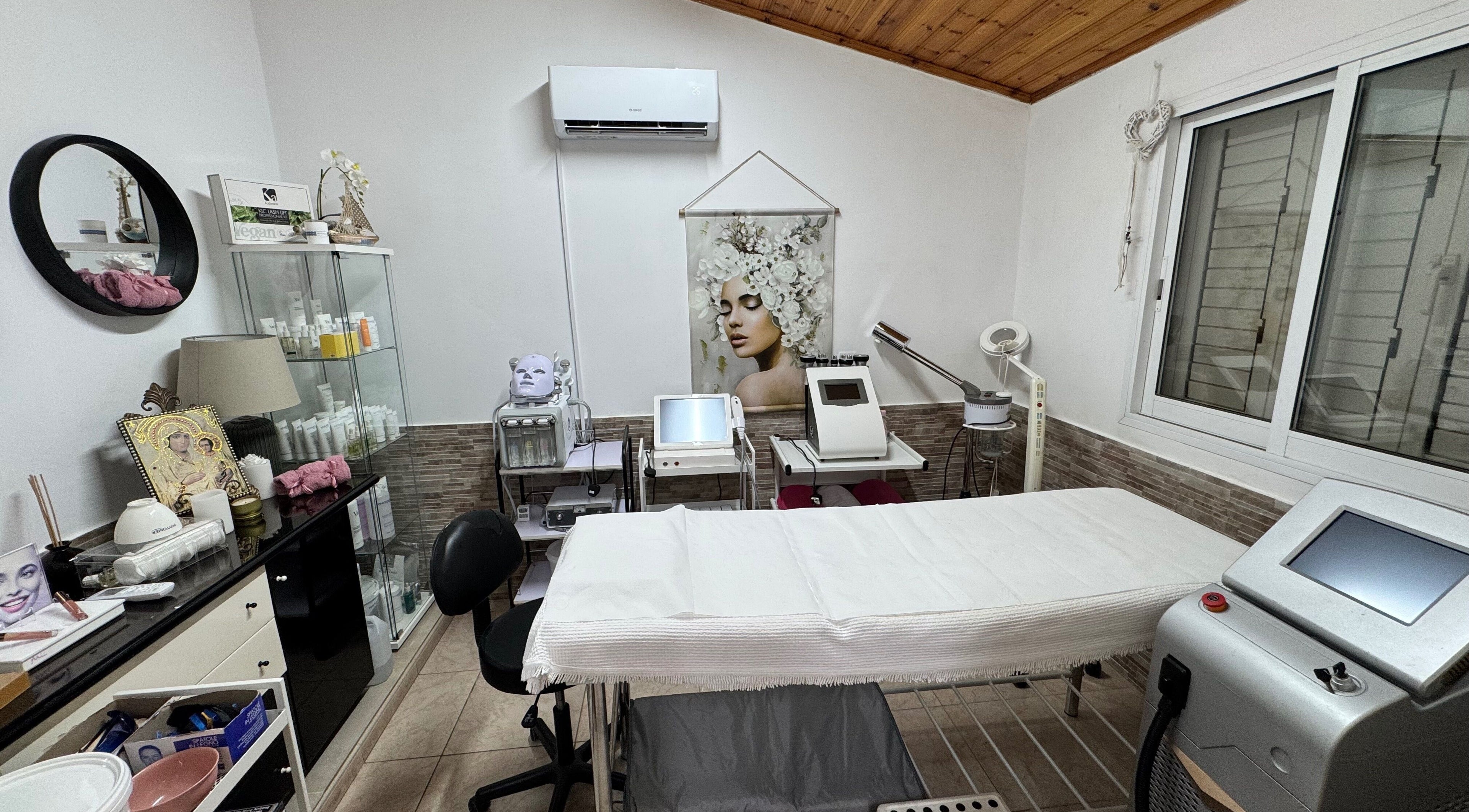 Δωμάτιο θεραπείας στο Rose Beauty Salon by Marina, Λεμεσός, Λεμεσός, CY με σύγχρονο εξοπλισμό και διακόσμηση.